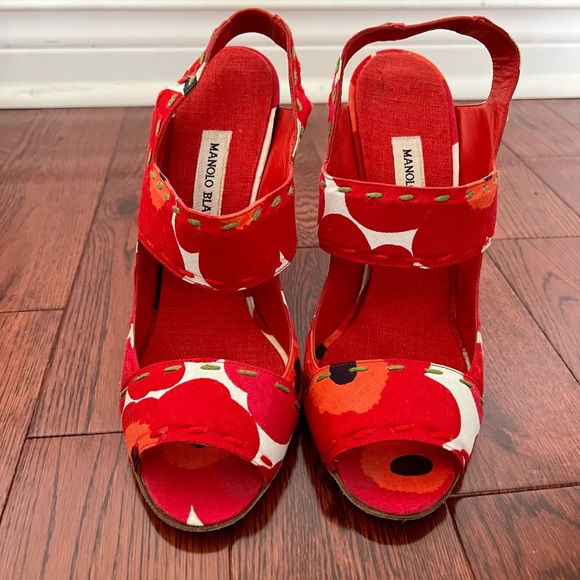 Manolo Blahnik Red Floral Canvas Strappy Heels - Picture 4 of 8